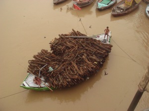 Log Boat arriving at Marikarnika Ghat